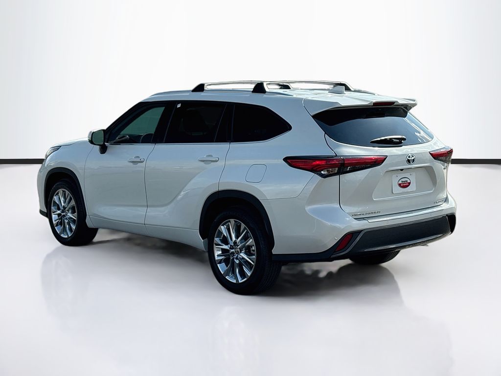 Thumbnail: 2023 Toyota Highlander - 7