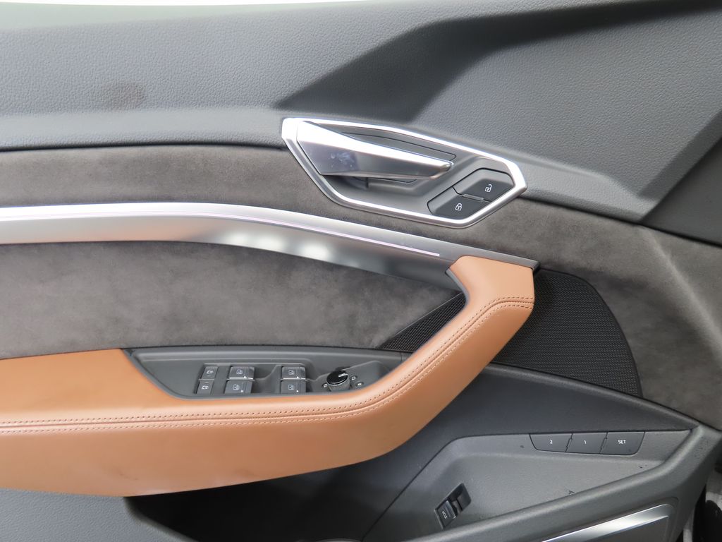 Thumbnail: 2019 Audi e-tron - 24