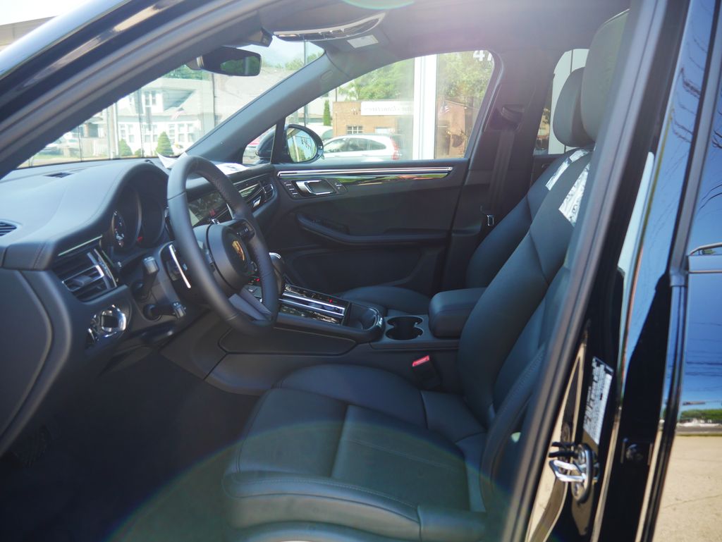 Thumbnail: 2026 Porsche Macan - 5
