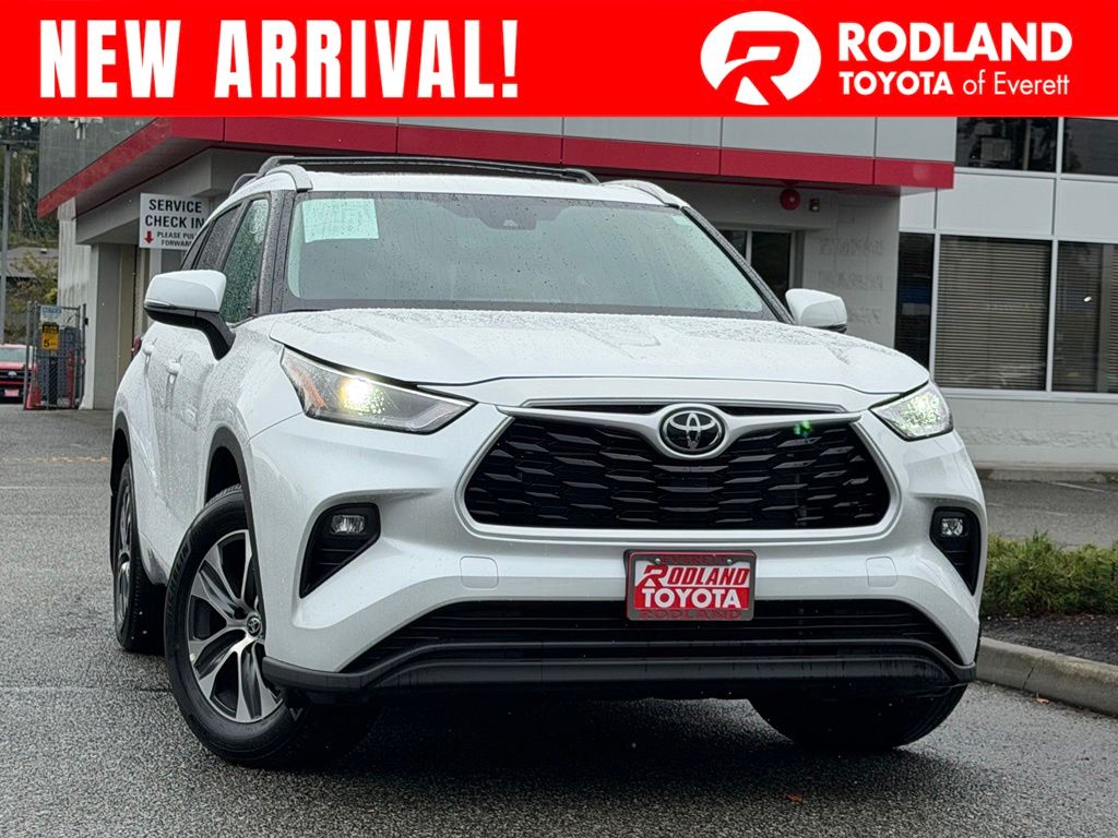 White (Wind Chill Pearl) 2025 Toyota Highlander SUV / Crossover All-Wheel Drive 8-Speed Automatic