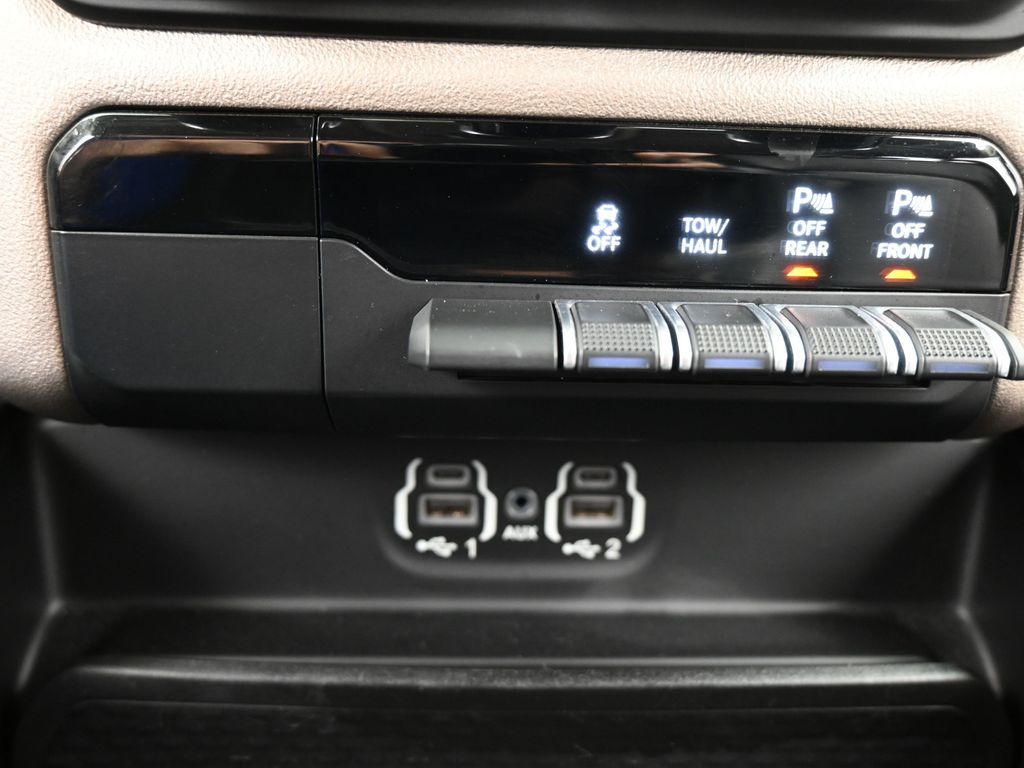 Used 2020 Diamond Black Crystal Pearlcoat Ram Laramie image 26