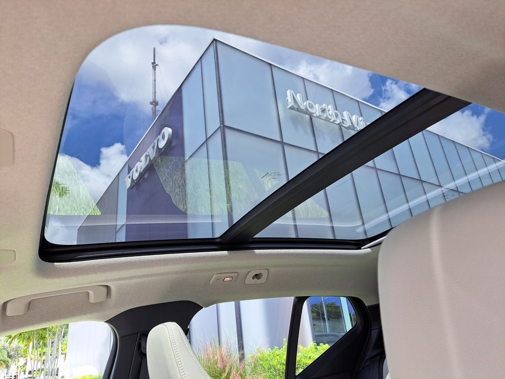 2026 Volvo XC40 Plus - Photo 8
