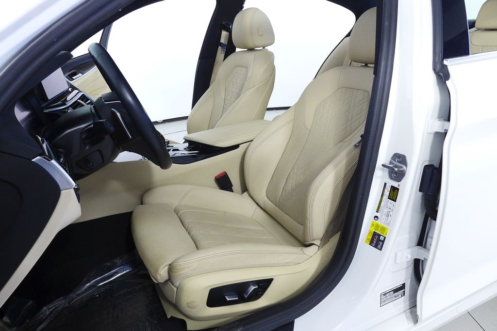 Thumbnail: 2023 BMW 5 Series - 22