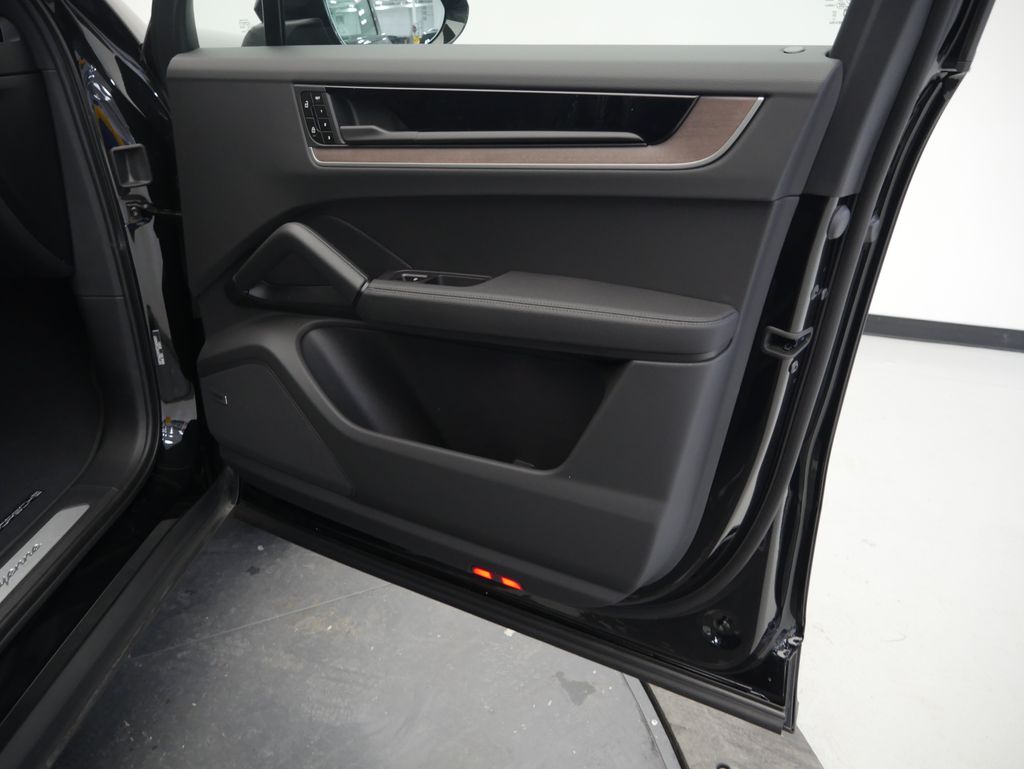 Thumbnail: 2026 Porsche Cayenne - 27