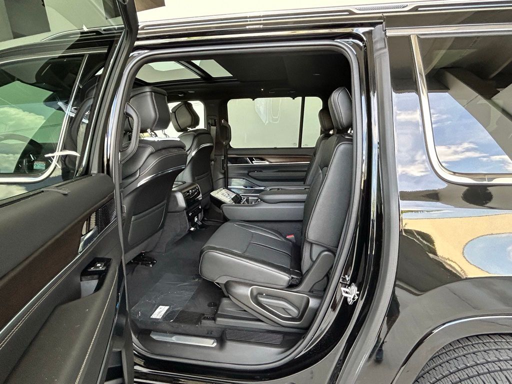 Used 2024 Diamond Black Crystal Pearlcoat Jeep Base image 38