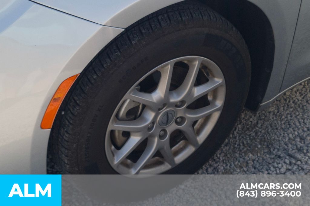 Used 2024 Silver Chrysler Touring L image 5