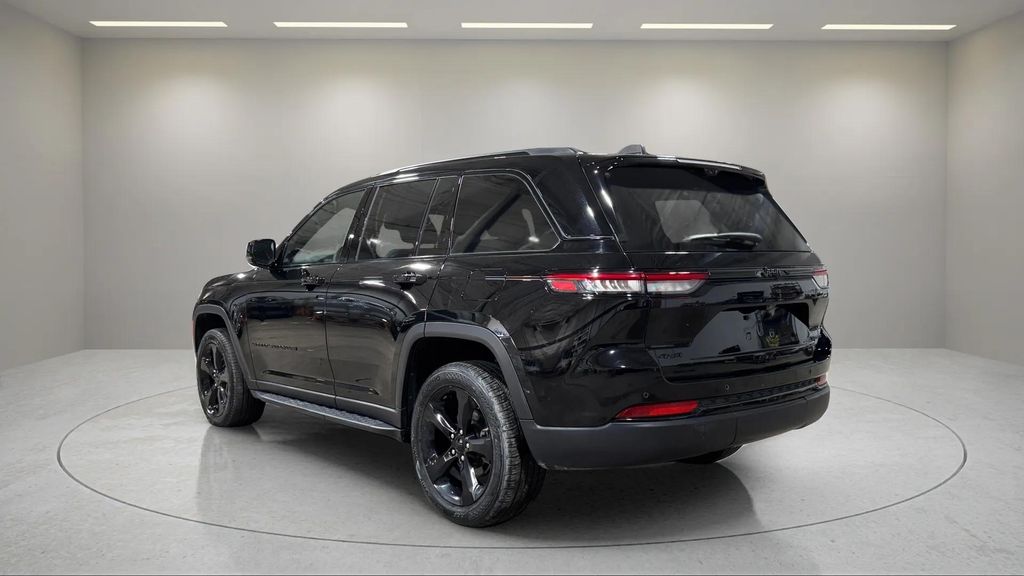 Used 2024 Diamond Black Crystal Pearlcoat Jeep Limited image 7