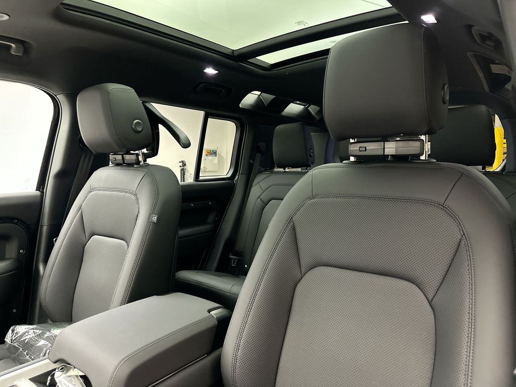 2025 Land Rover Defender 110 10