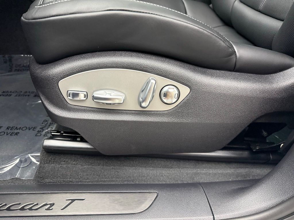 Thumbnail: 2026 Porsche Macan - 18