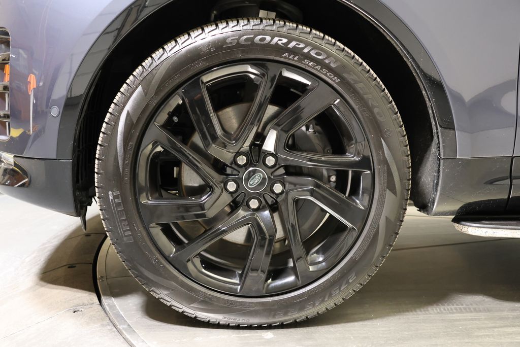 Thumbnail: 2025 Land Rover Discovery - 9