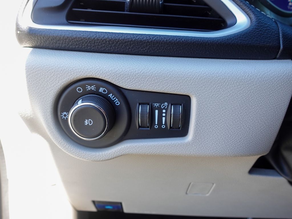 Used 2024 Black Chrysler Select image 14