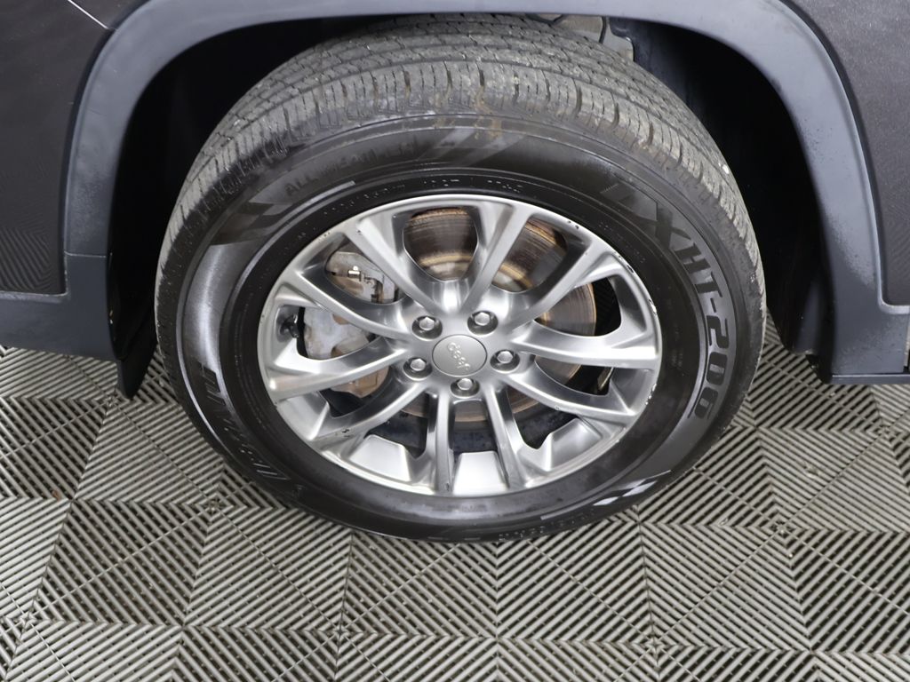 Used 2019 Gray Jeep Latitude Plus image 15
