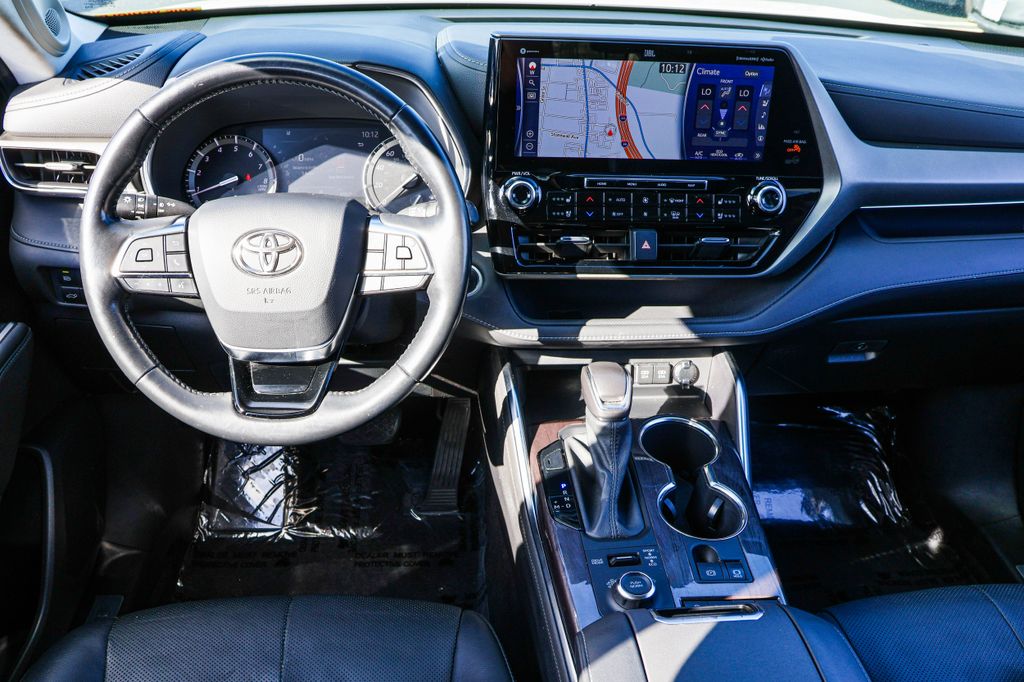 2021 Toyota Highlander Limited 28