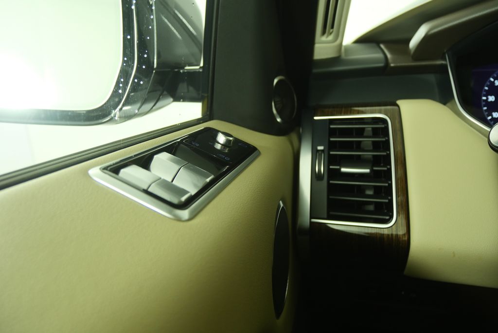 Thumbnail: 2022 Land Rover Range Rover Sport - 22