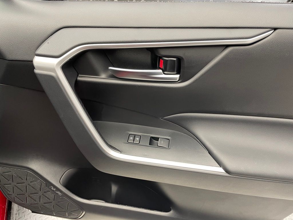 2025 Toyota RAV4 XLE 15