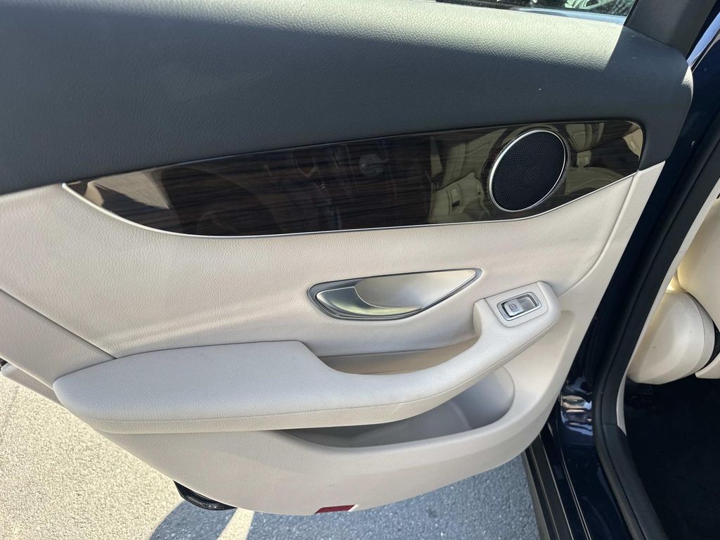 Thumbnail: 2017 Mercedes-Benz GLC - 26