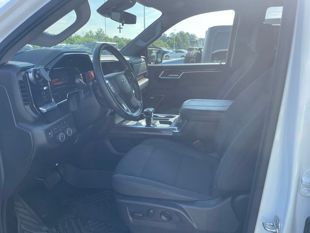 Used 2025 White Chevrolet RST image 10