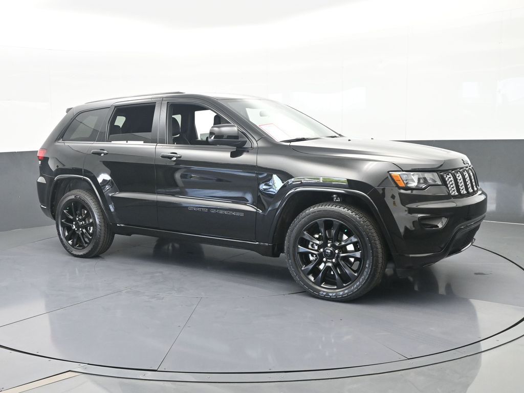 Used 2021 Diamond Black Crystal Pearlcoat Jeep Laredo X image 8