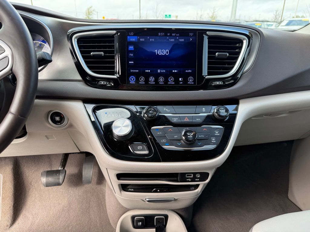 Thumbnail: 2017 Chrysler Pacifica - 20