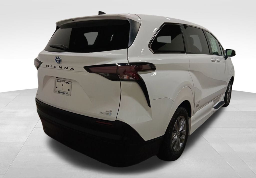 2023 Toyota Sienna LE