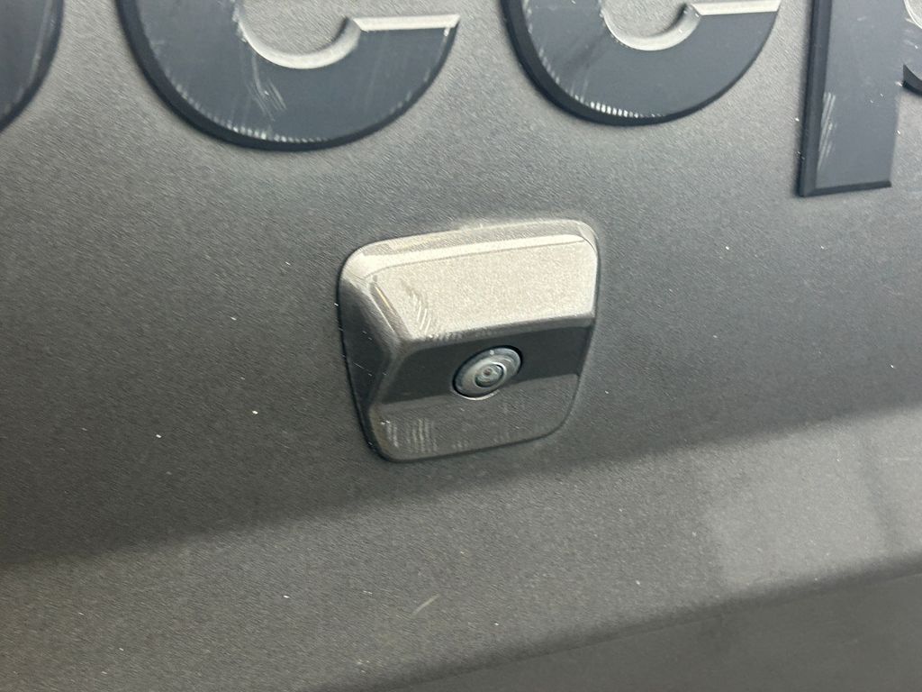 Used 2022 Granite Crystal Metallic Clearcoat Jeep Sport image 27