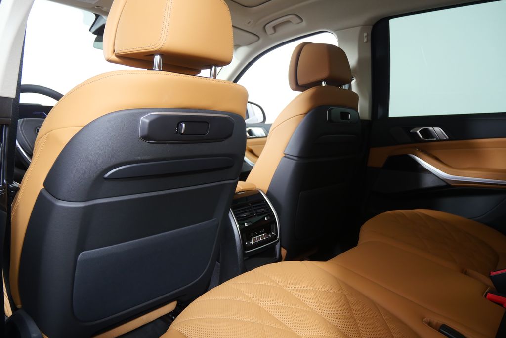 Thumbnail: 2026 BMW X7 - 18