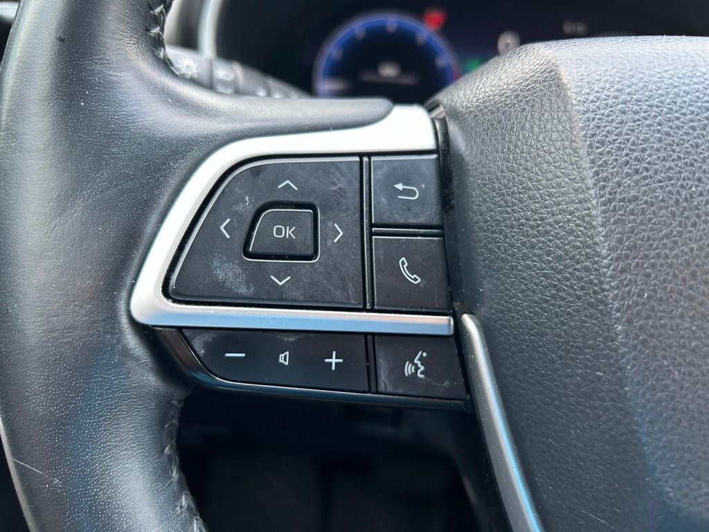 Thumbnail: 2023 Toyota Highlander - 21
