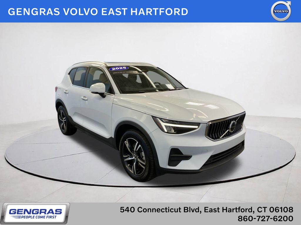 2025 Volvo XC40 B5 Core Bright Theme AWD