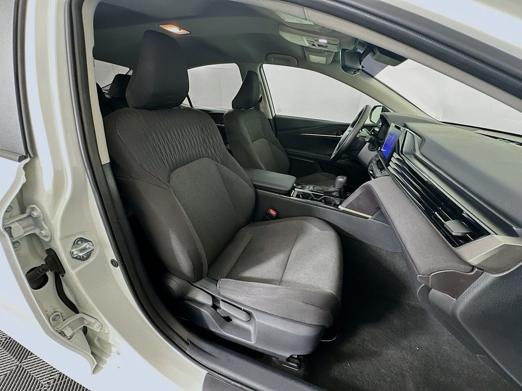 2025 Toyota Camry LE 28