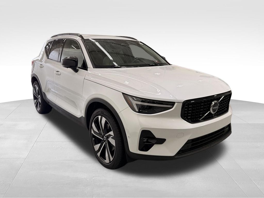 Thumbnail: 2025 Volvo XC40 - 4