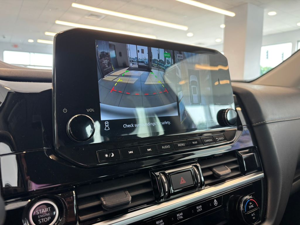 2022 Nissan Pathfinder SL