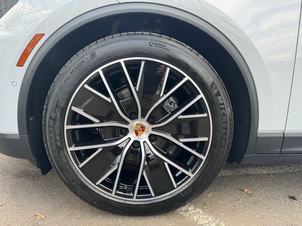 2025 Porsche Macan T 11