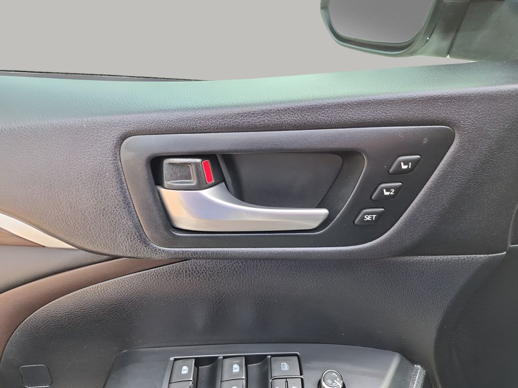 Used 2014  Toyota Limited image 27