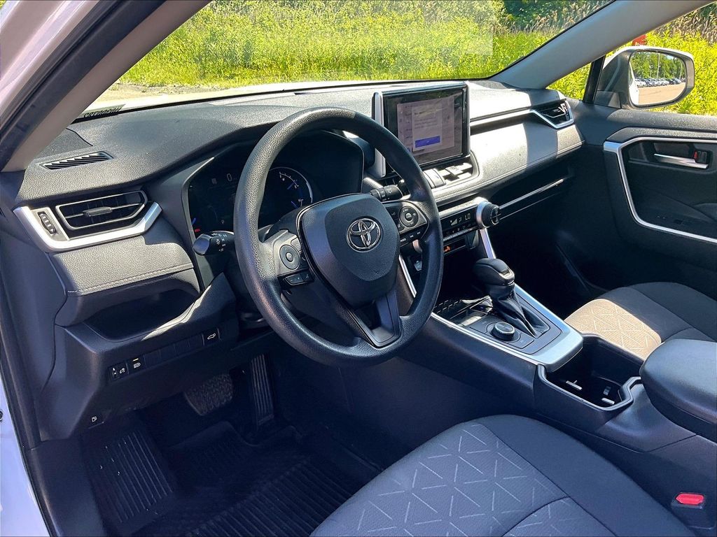 2023 Toyota RAV4 Hybrid — photo 8