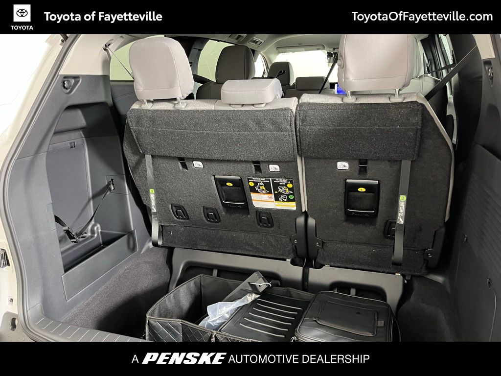 2025 Toyota Sienna LE 11