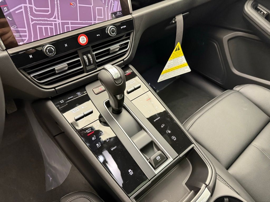 Thumbnail: 2026 Porsche Panamera - 15