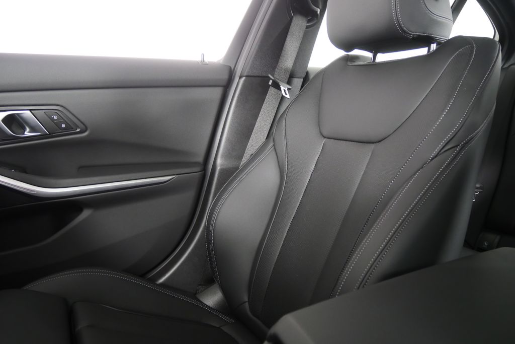 Thumbnail: 2025 BMW 3 Series - 25