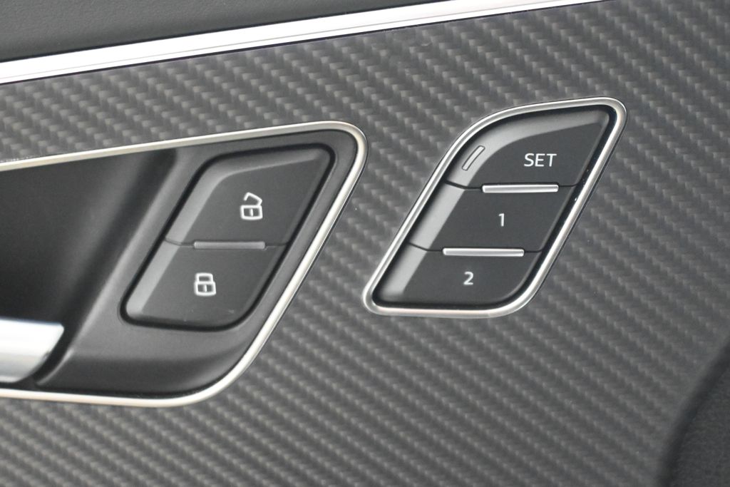 Thumbnail: 2024 Audi RS Q8 - 27