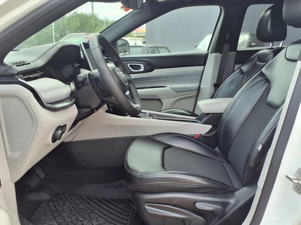 2023 Jeep Compass Latitude White/off-white at Wharton Ford