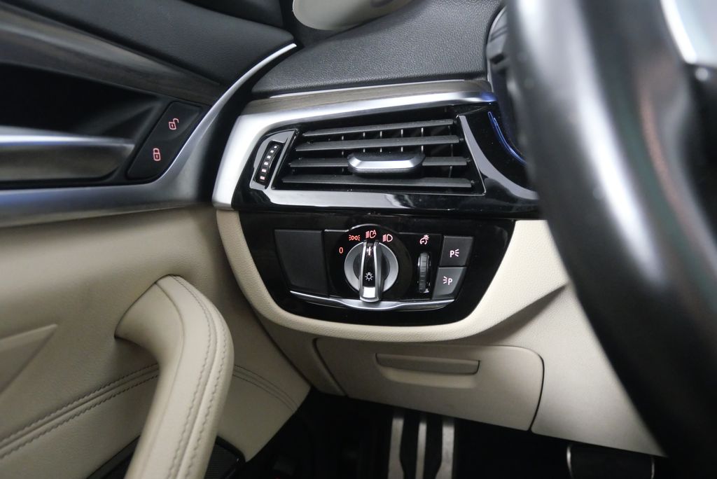 2021 BMW 5 Series 530i 18