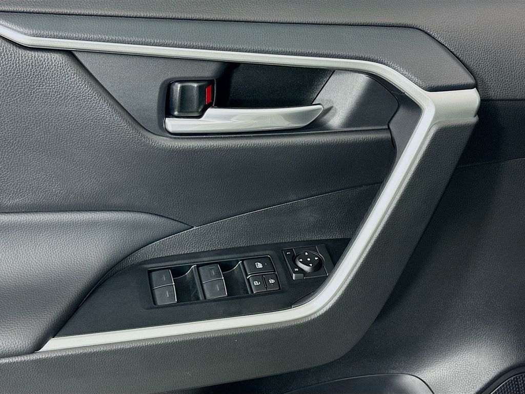 Thumbnail: 2025 Toyota RAV4 - 17