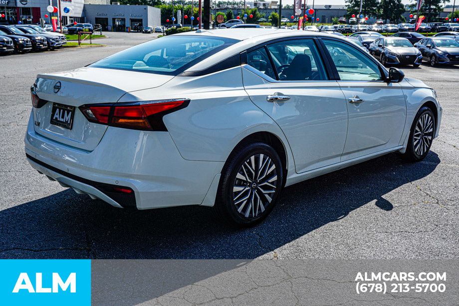 Used 2025 White Nissan 2.5 SV image 5