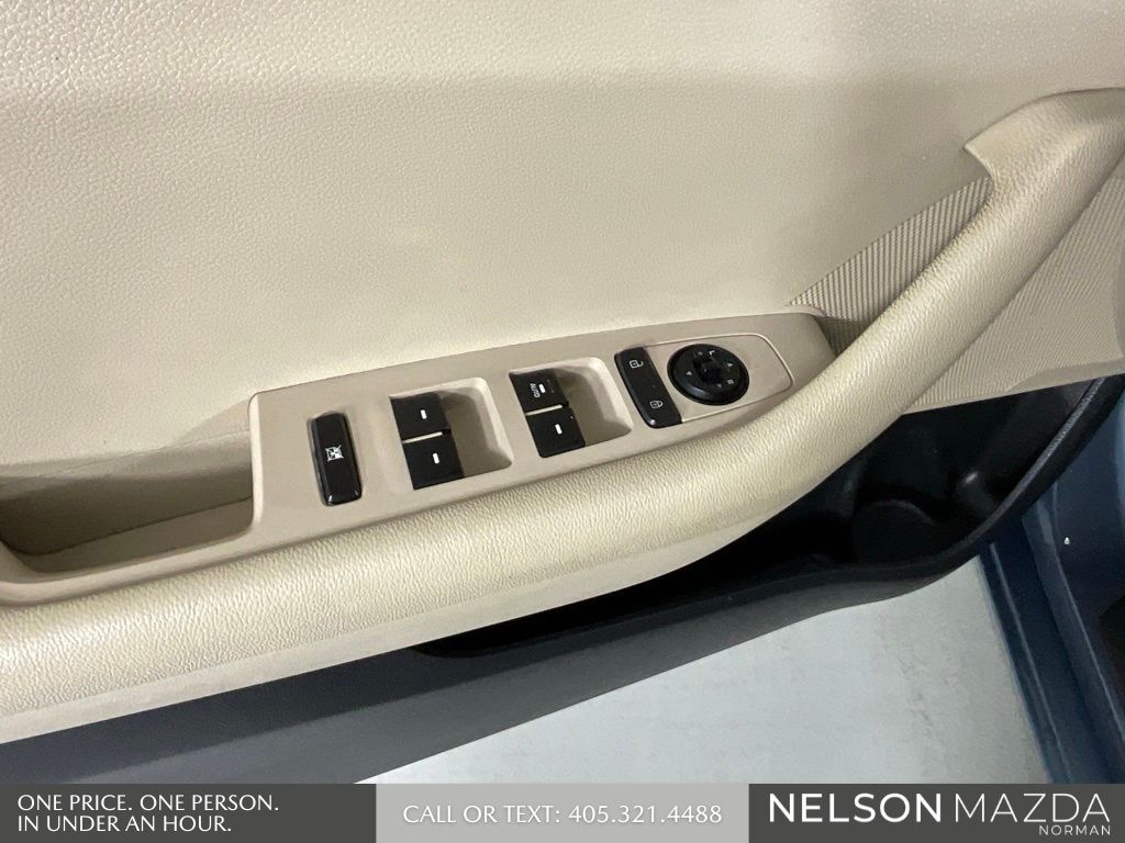 Used 2016 Blue Hyundai Base image 17