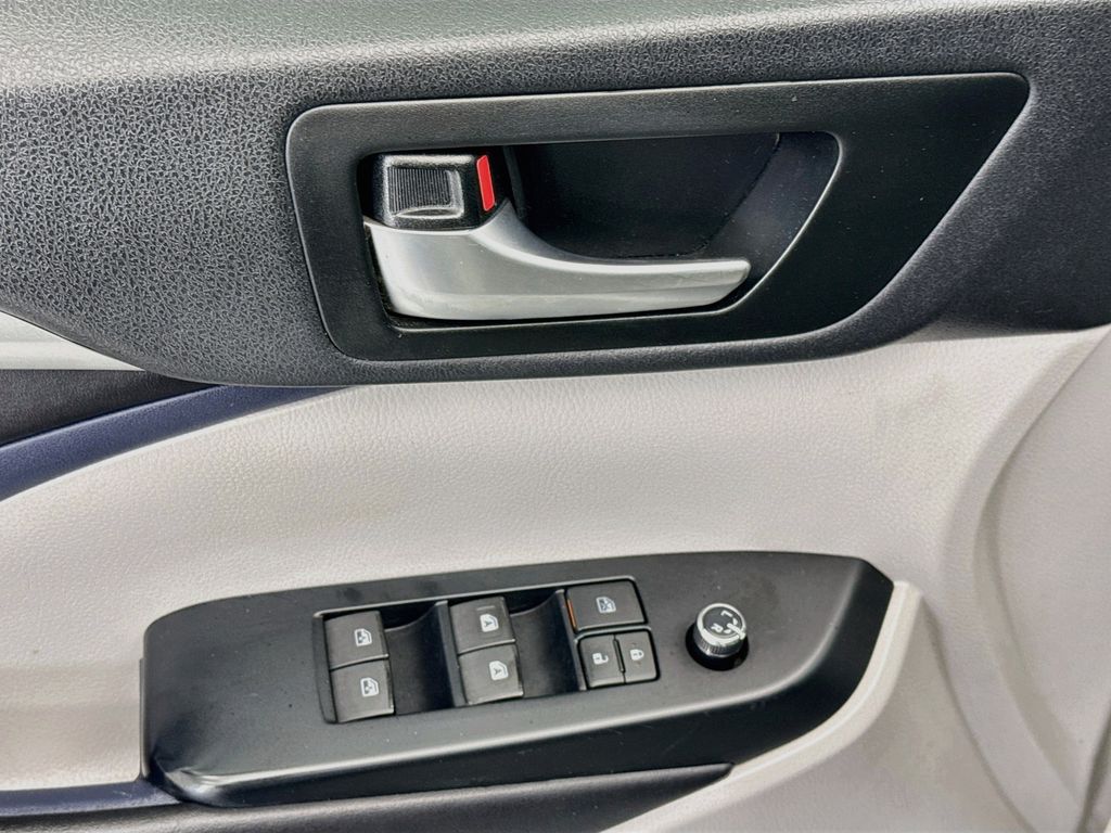 Thumbnail: 2019 Toyota Highlander - 21