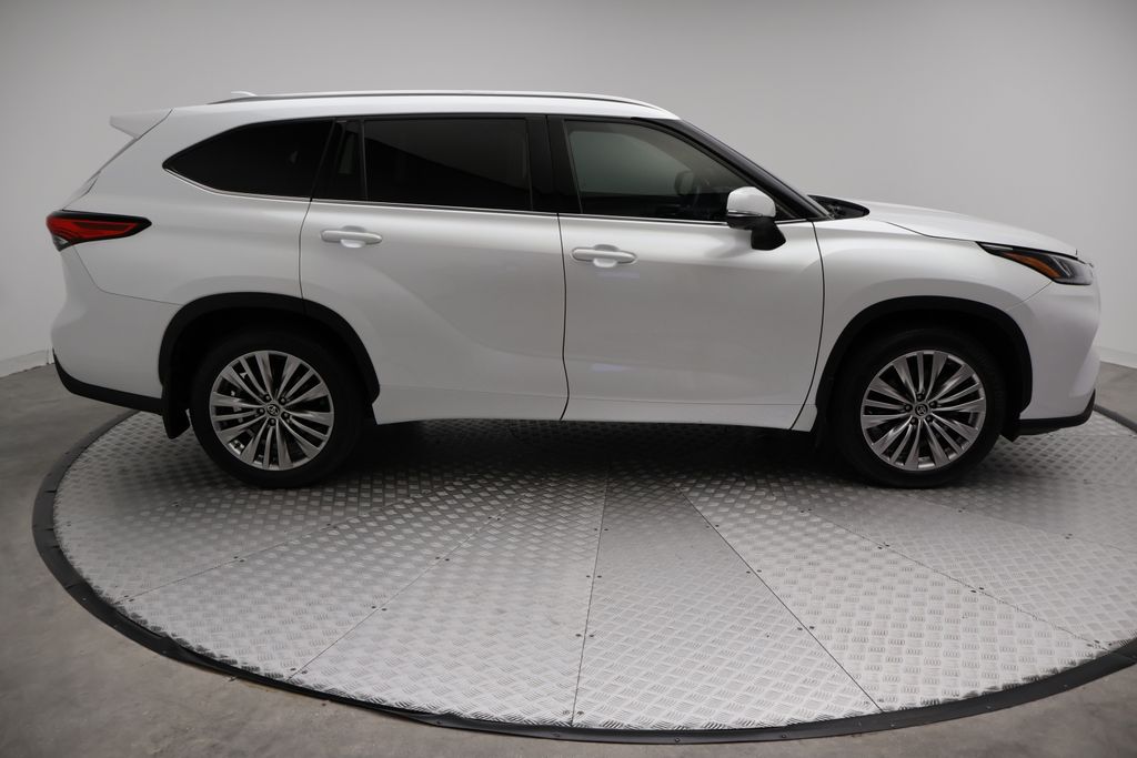 Thumbnail: 2023 Toyota Highlander - 7