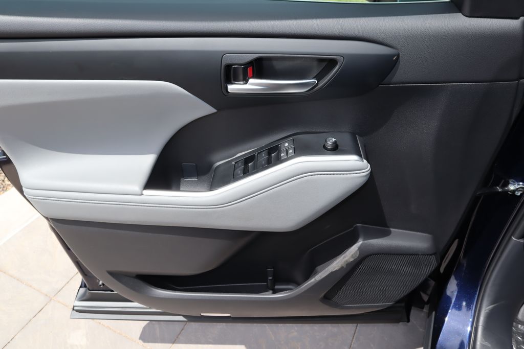 2025 Toyota Highlander XLE 23