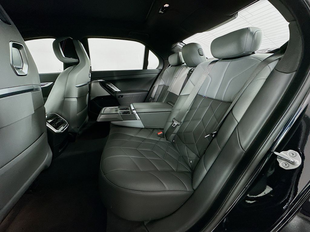 Thumbnail: 2025 BMW 7 Series - 24