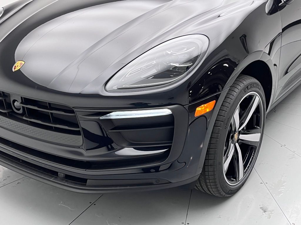 2025 Porsche Macan  32