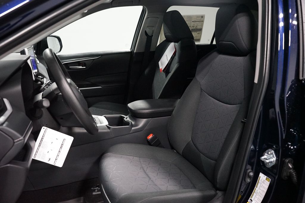 2025 Toyota RAV4 XLE 27