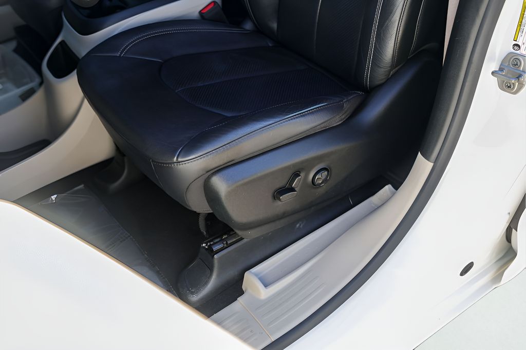 Used Car 2022 Chrysler Pacifica  Touring L For Sale Under $30,000 In Austin, Texas